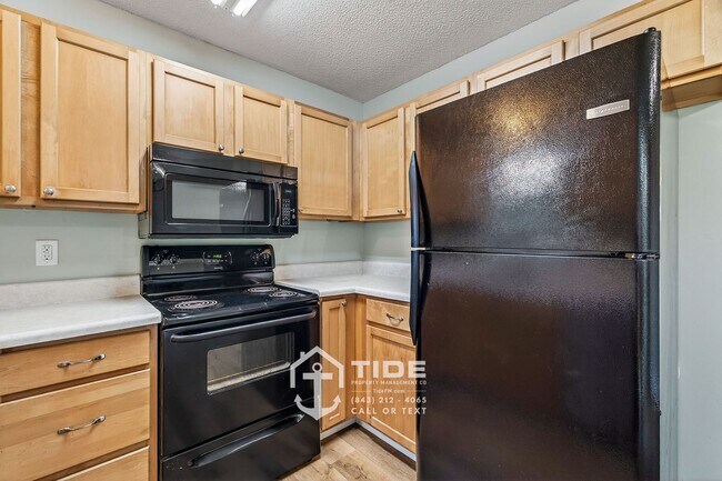 Building Photo - Coastal Convenience on James Island!