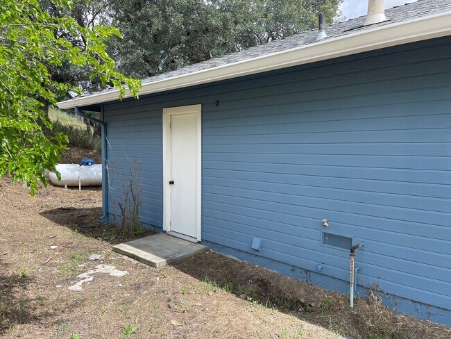 Building Photo - Fresh & Clean 3br with views