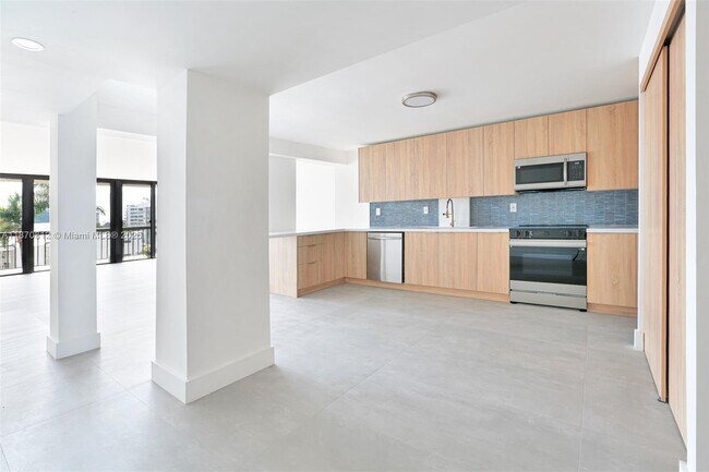 Building Photo - 9300 Bay Harbor Terrace