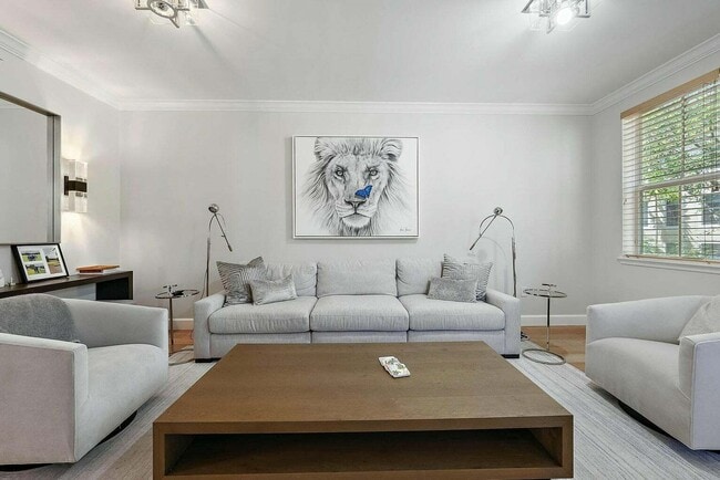 Building Photo - 696 Fern St