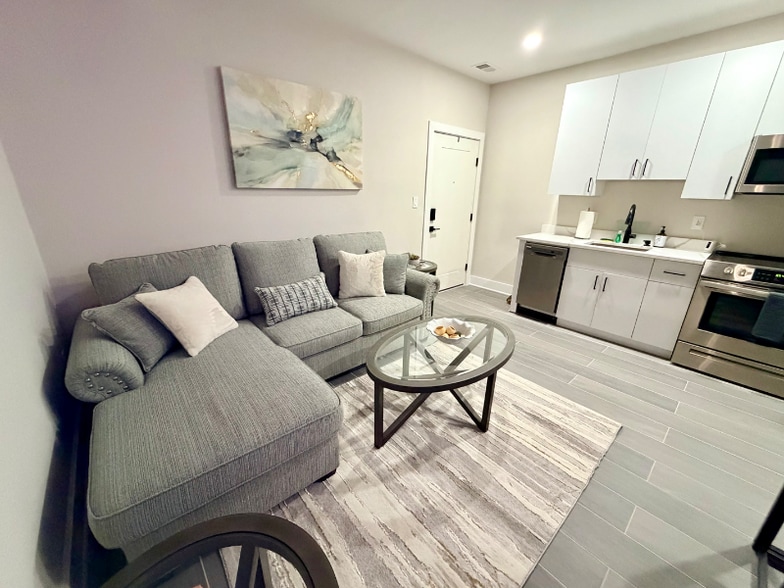 Building Photo - 824 18th St NE