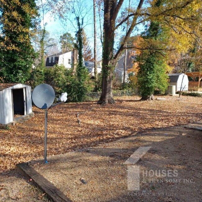 Building Photo - 218 Singing Woods Ln