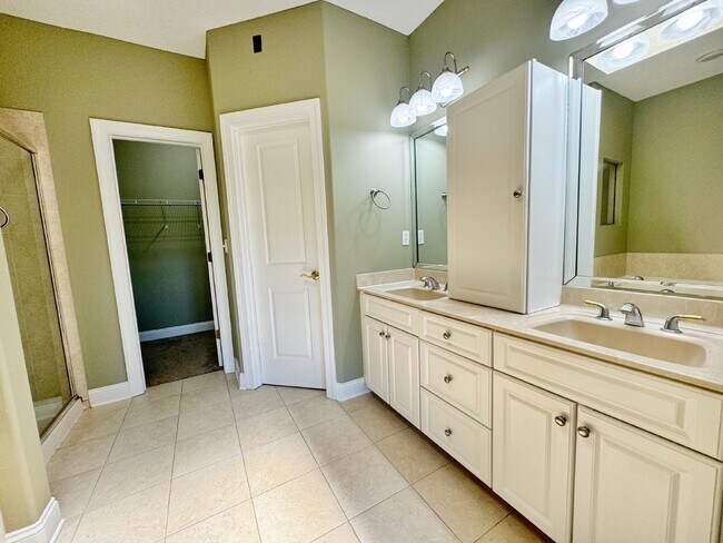 Building Photo - Spacious two-story island townhome in gate...
