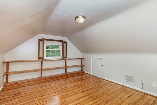 Building Photo - Stunningly Renovated 4 Bedroom 1 Bathroom ...