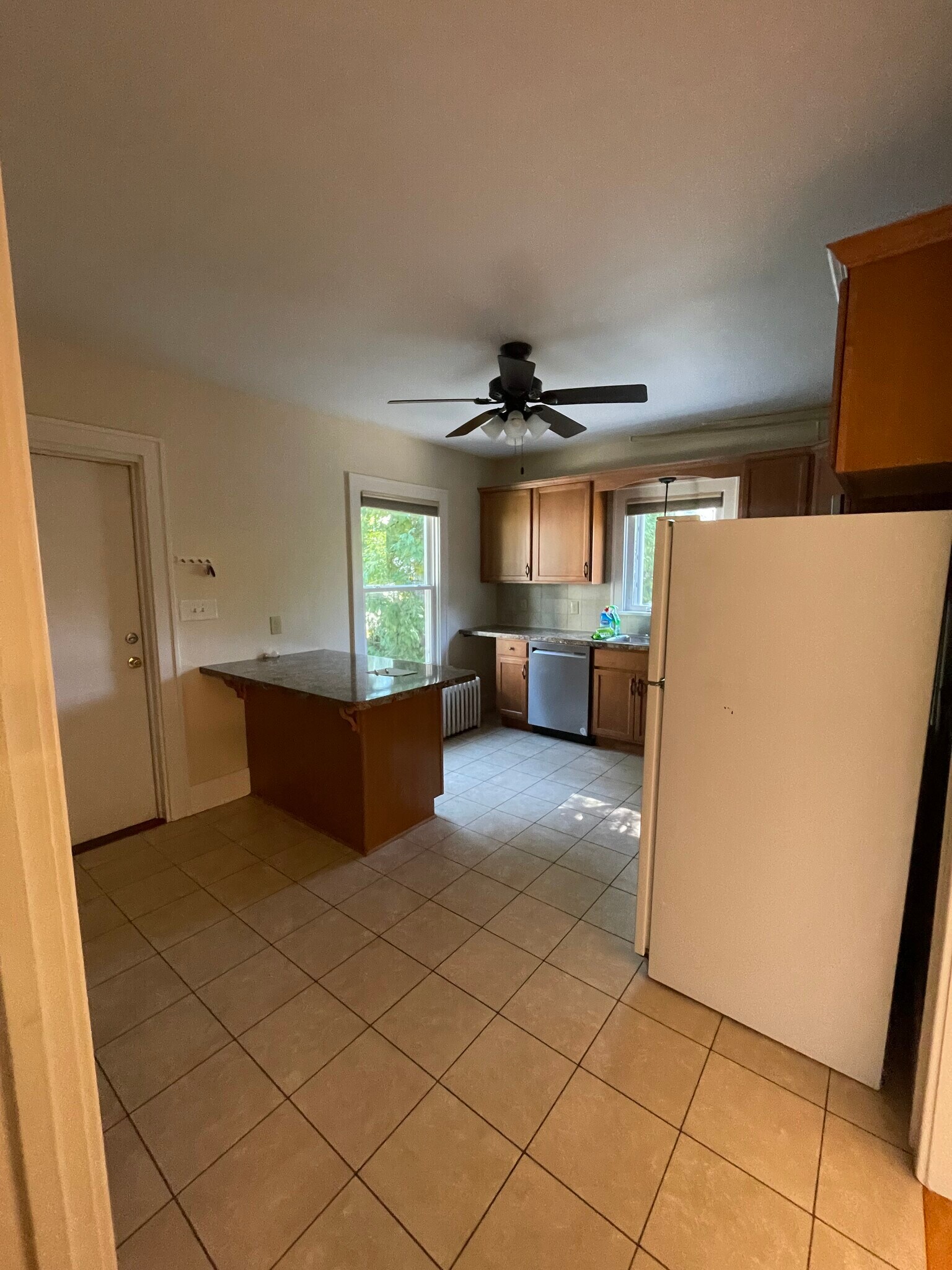 Building Photo - 414 Kenwood Ave