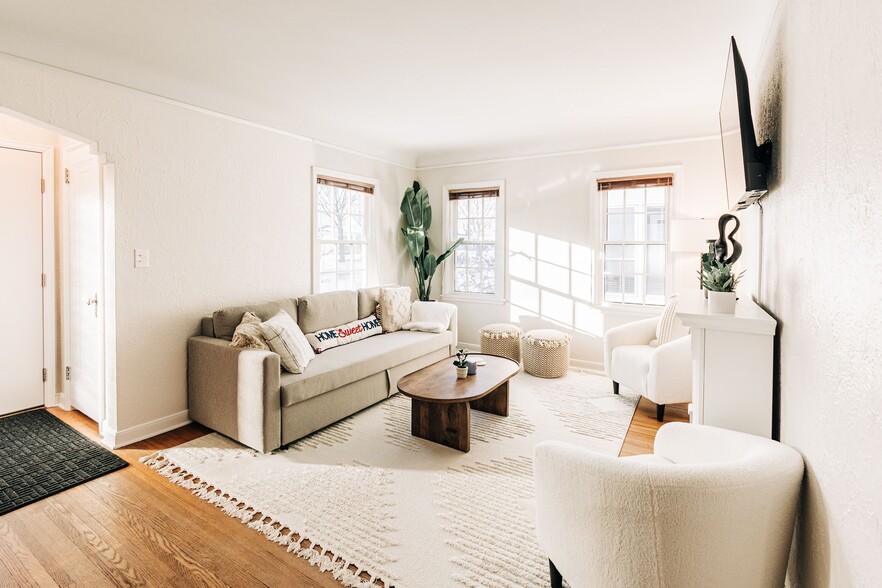 Building Photo - 1570 Chelsea St