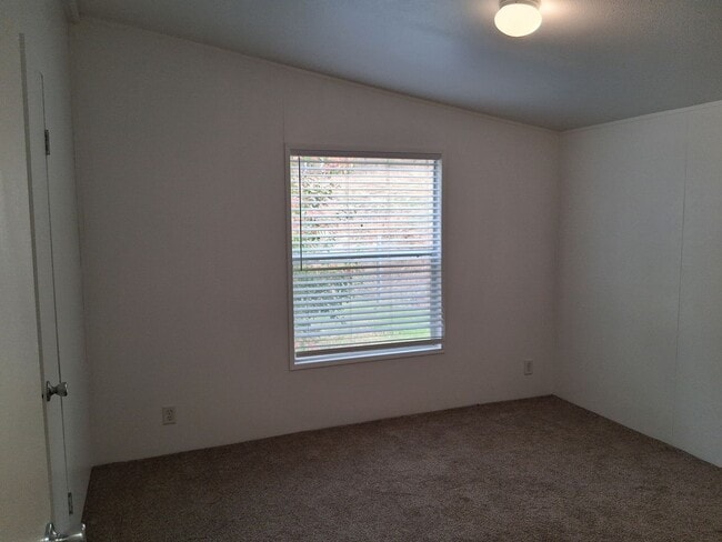 Building Photo - Peaceful Country Home