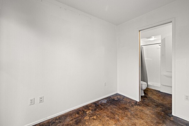 Building Photo - 2 BR 2 BA Townhome in North Tabor- 3 Levels!
