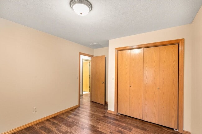 Building Photo - All brick home in Glendale schools!