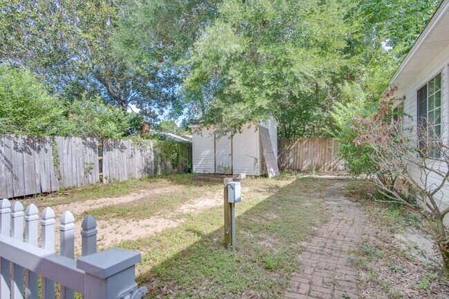 Building Photo - Pool Home with Office, Two Primary Suites ...