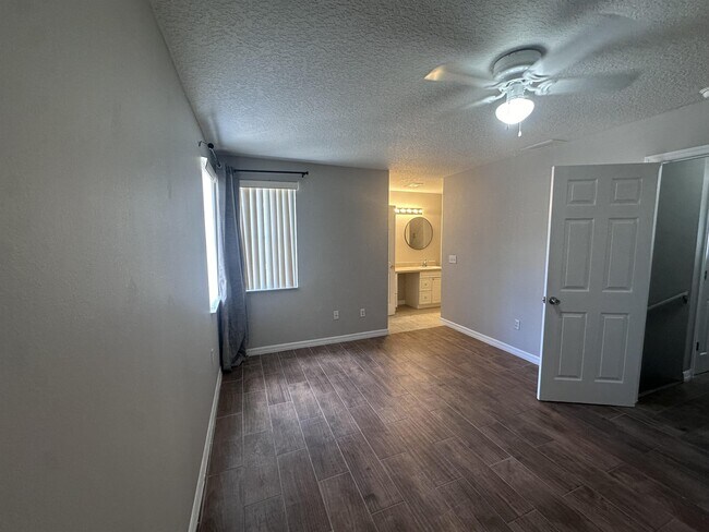 Building Photo - 2929 Fan Palm Dr