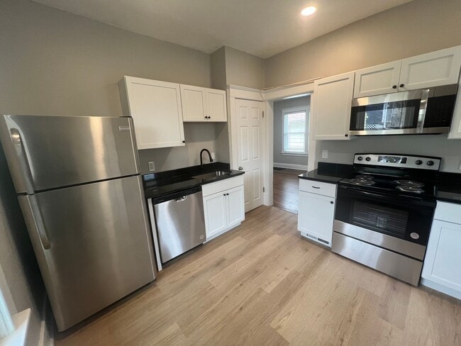 Building Photo - Fully Remodeled 2 Bedroom House!