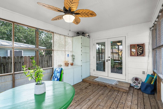 Building Photo - 306 Naples St