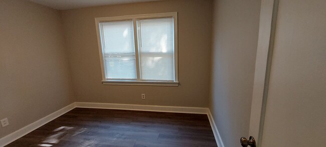 Building Photo - Cute upstairs unit in Duplex