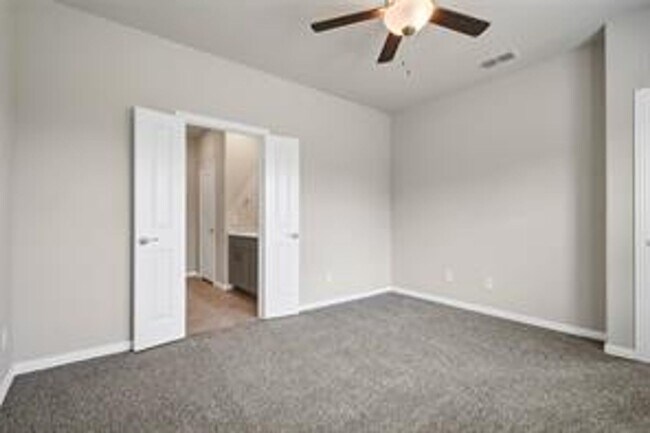 Building Photo - Spacious 3BR/2.5BA Home Near Parks, Dining & Community Pool
