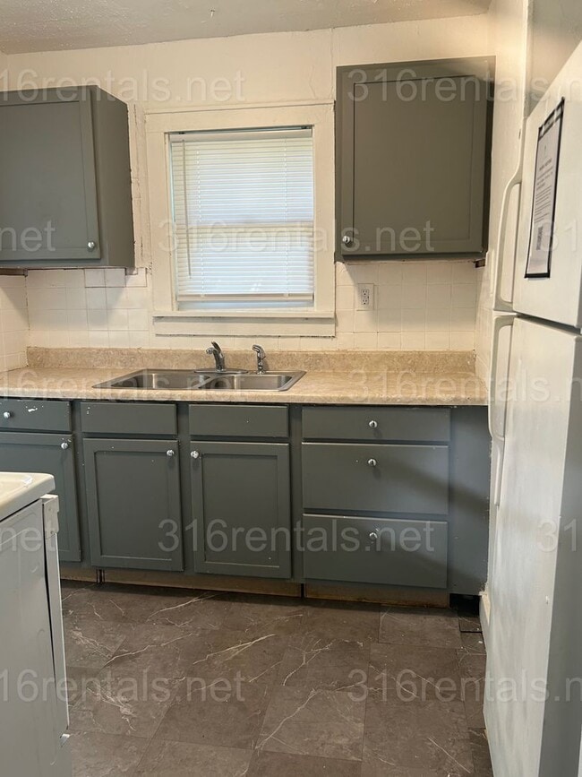 Building Photo - $775 - 2 bed 1 bath - Single Family Home
