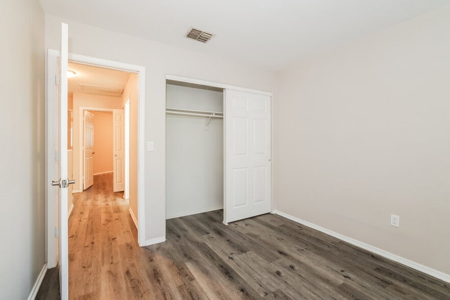 Building Photo - 425 S Sunrise Dr