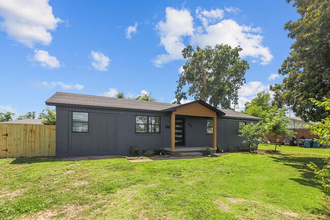 Building Photo - 809 Carson Dr