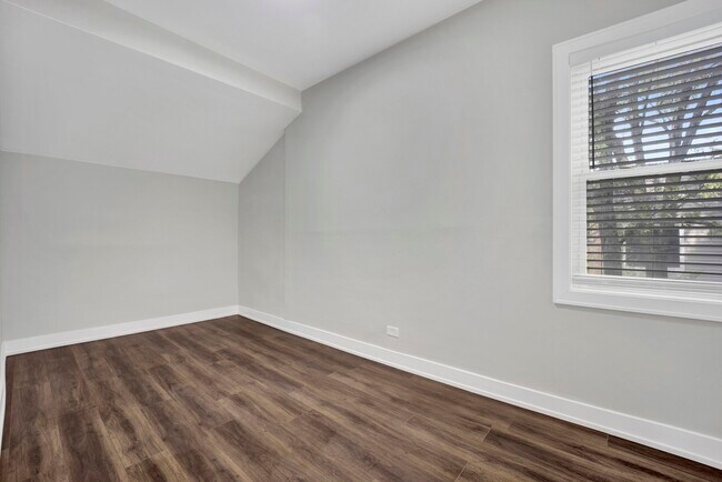 Building Photo - 3040 W Medill Ave
