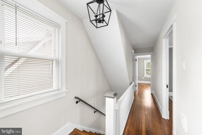 Building Photo - 762 Pilgrim Ave