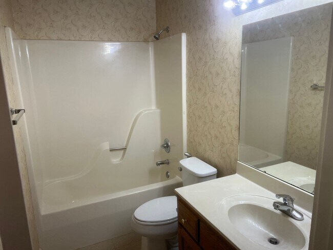 Building Photo - 2 Bed 2 Bath Duplex