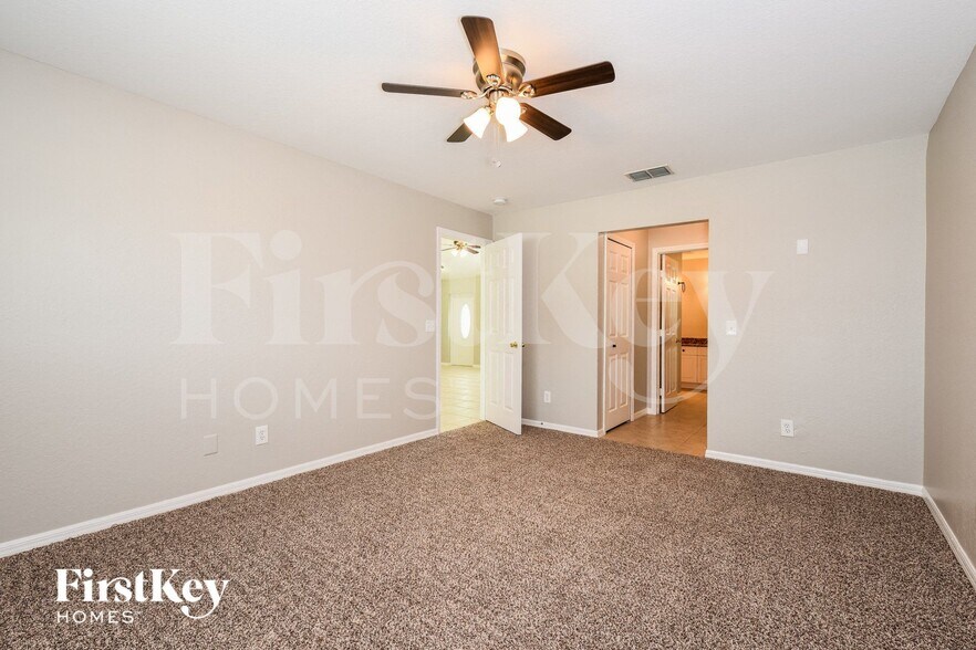 Building Photo - 1125 NE 33rd Ln