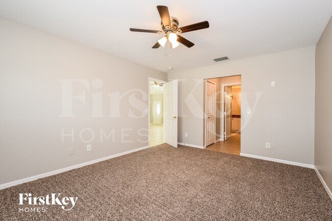 Building Photo - 1125 NE 33rd Ln