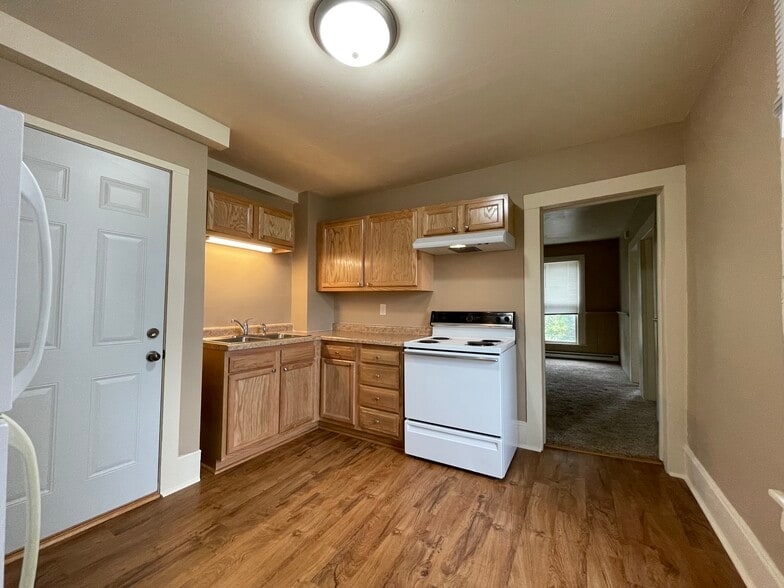 Kitchen - 631 N Dewey St