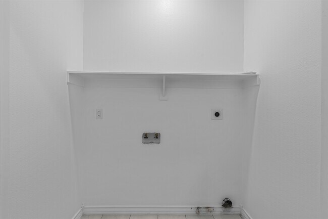 Building Photo - 9916 Bijan Dr