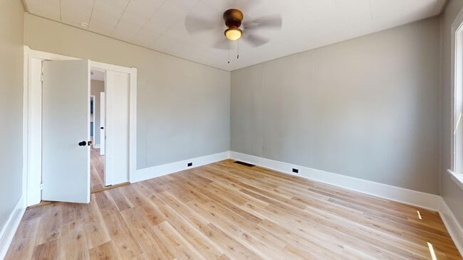 Building Photo - 3 Bed Single Family with Huge Kitchen and ...