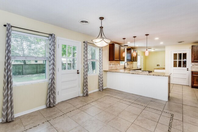 Building Photo - 4 bedroom home in Cordova Park