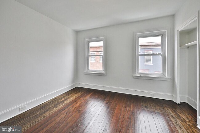Building Photo - 1308 E Oxford St