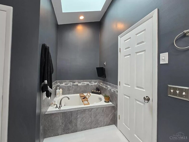 Building Photo - 9426 Hunters Creek Dr