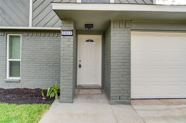 Building Photo - 7411 Trabajo Dr