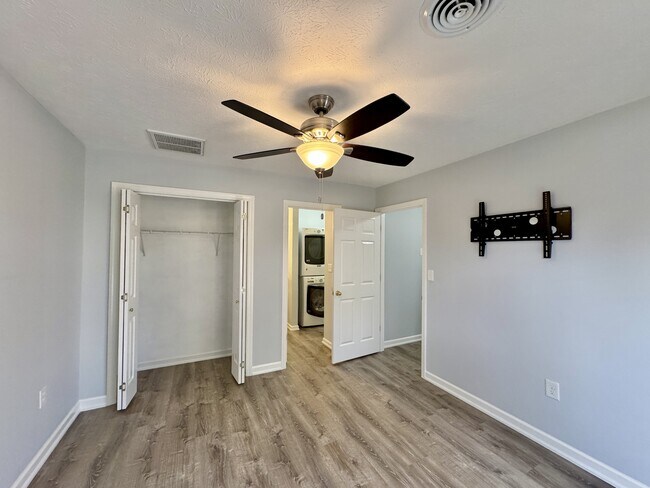 Building Photo - 101 Pinewood Dr