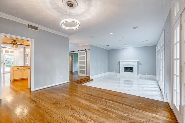 Building Photo - 201 Vanderpool Ln