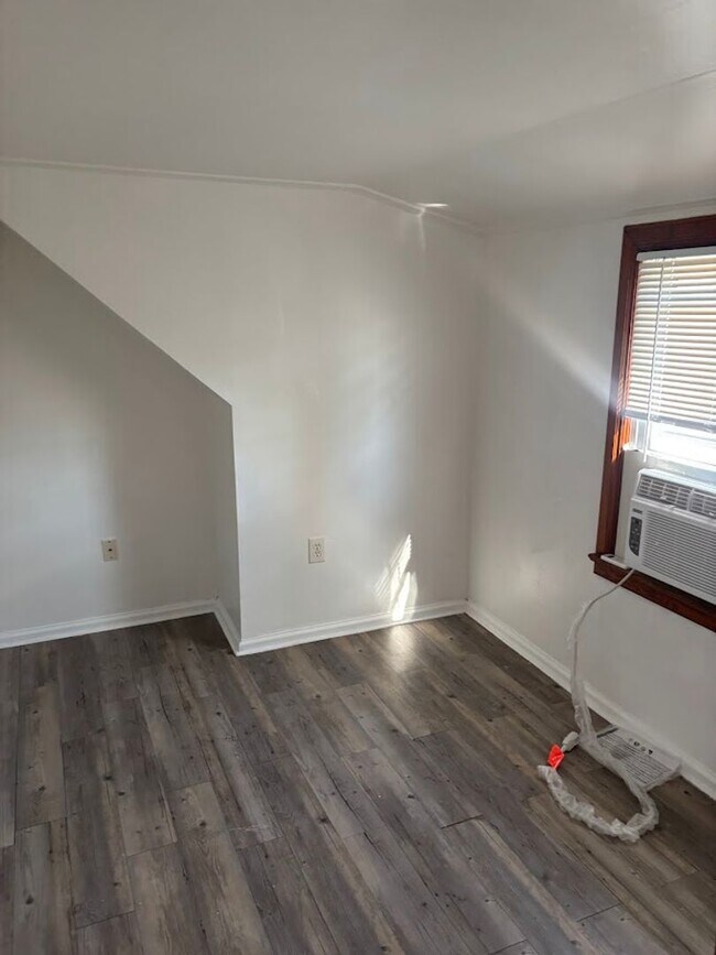 Building Photo - 4745 Lind St