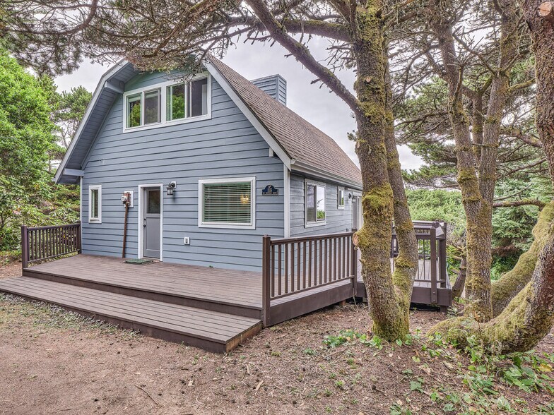 Primary Photo - 1115 SW Whitecap Dr