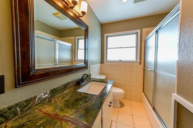 Building Photo - 2014 Woodvine Dr