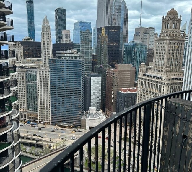 Building Photo - 300 N State St