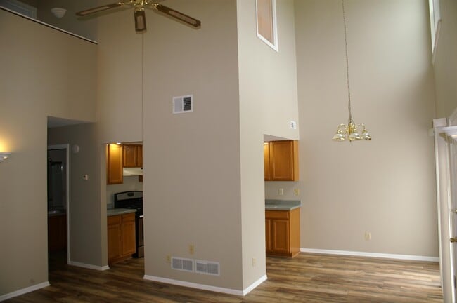 Building Photo - 680 Circle Pine Dr