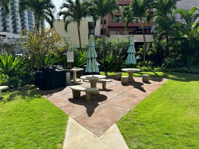 Building Photo - Fully-Furnished One Bedroom in Waikiki