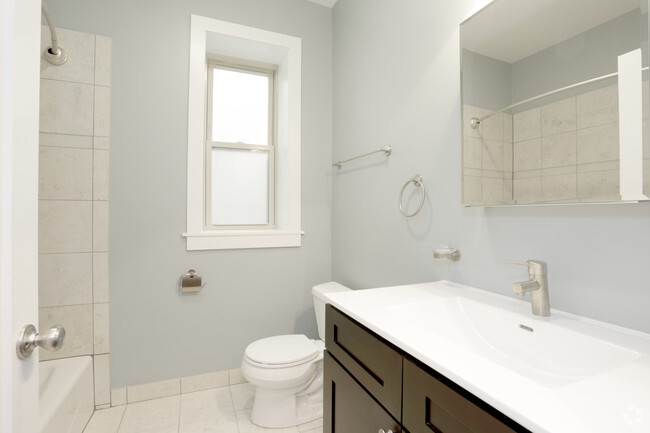 2 Bedroom - 1090 SF - Bathroom - Iowa Terrace