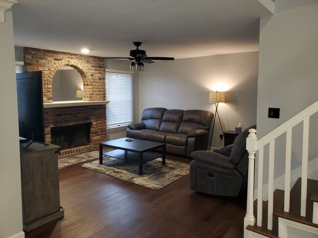 Building Photo - 3 bd, 2.5 ba Village South condo, great so...