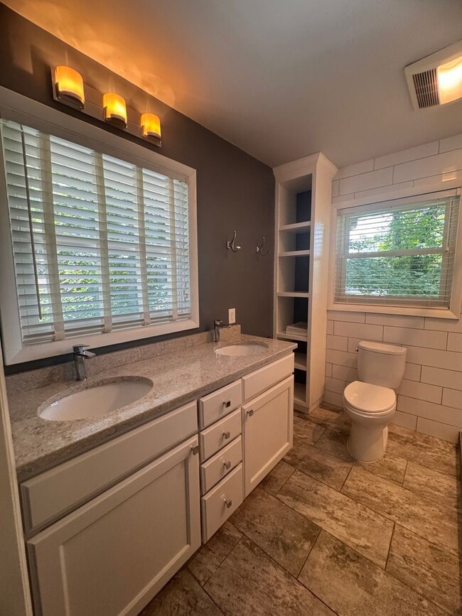 Building Photo - 4 Bedroom Jamestown Beauty!