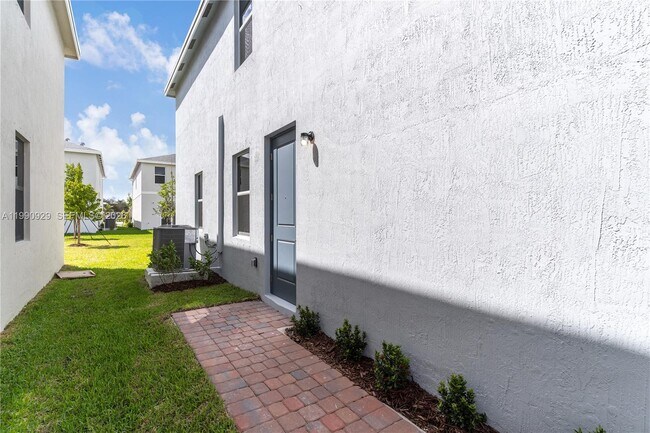 Building Photo - 615 NE 1st Ave