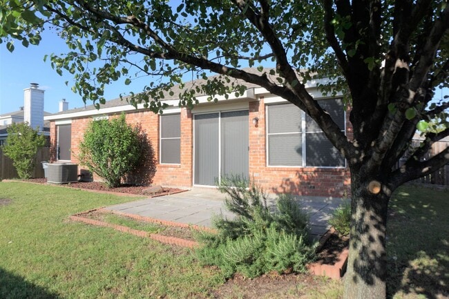 Building Photo - 2417 Hampton Dr