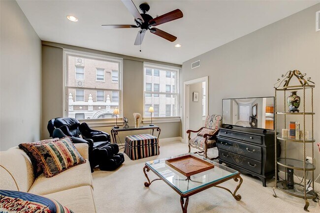 Building Photo - 411 W 7th St