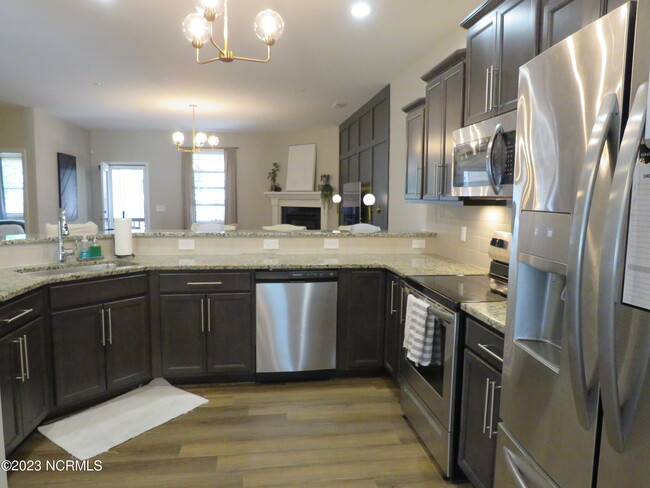 Building Photo - 425 Palisades Dr