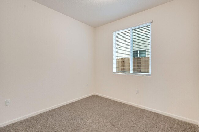 Building Photo - 2143 N Renn Ave